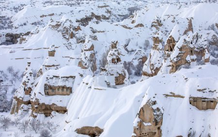 Téléchargez les photos : Pigeon Valley and Cave town in Greme in winter, Cheminées de fées, Cappadoce, Turquie. - en image libre de droit