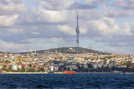 Provinz Istanbul, Bezirk Skdar, Blick auf den Bosporus, amlca-Turm, Mädchenturm und Theologie-Moschee.