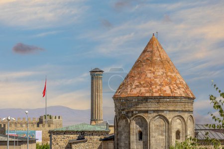 Téléchargez les photos : La Madrasa du Double Minaret appartient à la période seldjoukide. C'est le symbole historique et touristique de la province d'Erzurum.Erzurum, Turquie - en image libre de droit