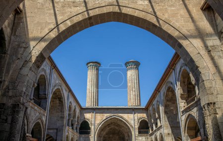 Téléchargez les photos : La Madrasa du Double Minaret appartient à la période seldjoukide. C'est le symbole historique et touristique de la province d'Erzurum.Erzurum, Turquie - en image libre de droit
