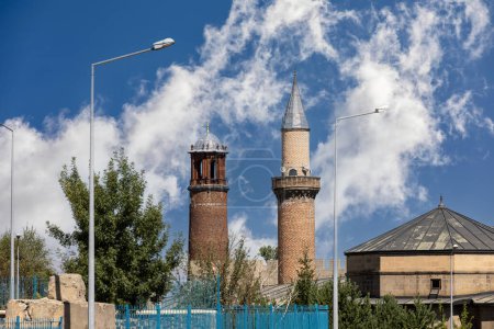 Foto de Minarete de bandeja (torre del reloj), Castillo de Erzurum, Erzurum, Turquía - Imagen libre de derechos