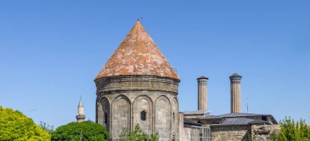 La Madrasa Doble Minarete pertenece al período selyúcida. Es el símbolo histórico y turístico de la provincia de Erzurum. Erzurum, Turquía