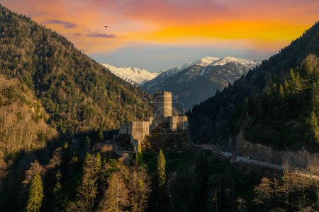 Téléchargez les photos : Château historique de Zilkale (Zil Kale) situé dans les monts Camlhemsin, Rize et Kackar en arrière-plan - en image libre de droit
