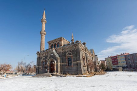 Téléchargez les photos : La mosquée Fethiye qui avait été construite comme église (église Aleksandr Nevski) est l'un des symboles de cette vieille ville de la région Est de l'Anatolie. - en image libre de droit