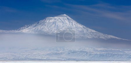 Ararat "Agri" Montagne 5.137 mètres, Ciel bleu (Montagne volcanique)