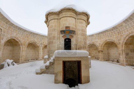 Téléchargez les photos : Vue extérieure de Saltukid caravansera, complexe de bâtiments du XIIe siècle construit par Melike Mama Hatun, Tercan, Erzincan, Turquie. - en image libre de droit