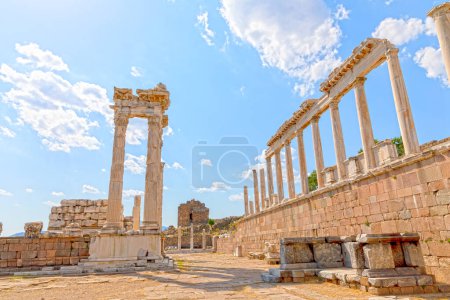 Téléchargez les photos : The Temple of Trajan in Pergamon Ancient City - en image libre de droit