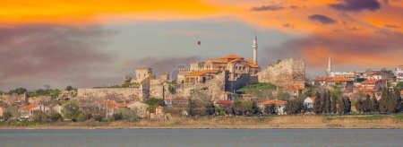 Blick auf die Hagia Sophia Moschee, die antike Moschee Enez (Ainos) Fatih Moschee, die im 12. Jahrhundert erbaut und 1455 in eine Moschee umgewandelt wurde, und die Burg Enez (Ainos).