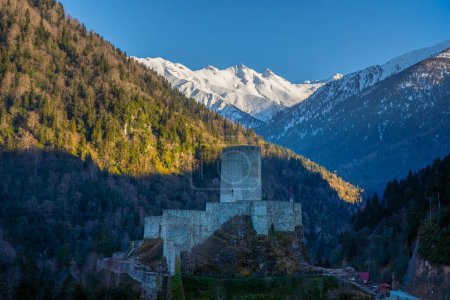 Téléchargez les photos : Château historique de Zilkale (Zil Kale) situé dans les monts Camlhemsin, Rize et Kackar en arrière-plan - en image libre de droit