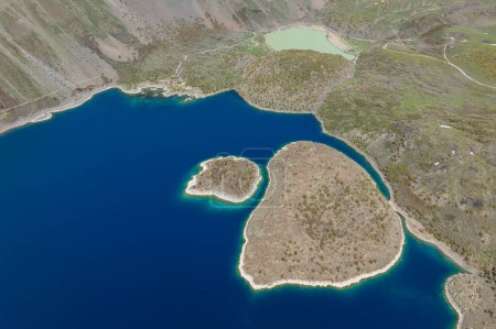El lago Nemrut es el segundo lago de cráter más grande del mundo y el más grande de Turquía.