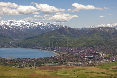Blick über den Van-See und die Stadt Tatvan in der Provinz Bitlis, Türkei