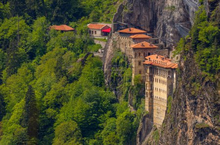 El Monasterio de Sumela (en turco: Smela Manastr) es un monasterio ortodoxo griego, en el distrito de Maka de la provincia de Trabzon en la Turquía moderna..
