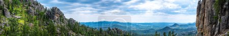 Téléchargez les photos : Vue majestueuse sur les sommets montagneux atteignant le ciel - en image libre de droit