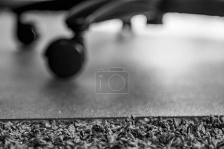 Téléchargez les photos : Utilisation d'un tapis protecteur sur le tapis pour réduire les tirets de roue au fil du temps - en image libre de droit