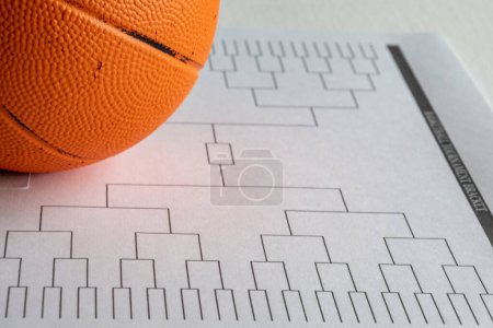 Téléchargez les photos : Grille de basket vierge sur papier blanc - en image libre de droit