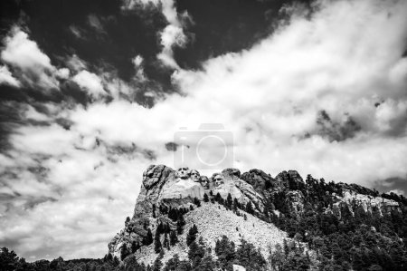 Téléchargez les photos : Mont Rushmore dans les Black Hills du Dakota du Sud contre un ciel nuageux. Photo de haute qualité - en image libre de droit
