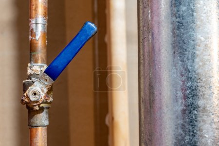 Foto de Línea de agua caliente con una válvula de bola muy oxidada y dañada - Imagen libre de derechos