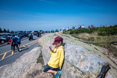 Téléchargez les photos : Acadia National Park, Maine, États-Unis - 8.2021 - Les jeunes regardent l'électronique et ignorent les paysages environnants. . Photo de haute qualité - en image libre de droit