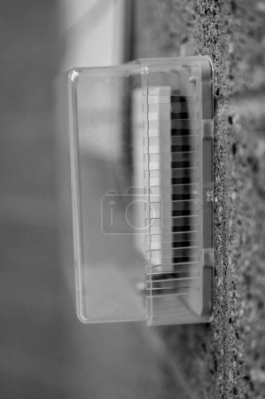 Foto de Enfoque selectivo en el termostato cubierto que está bloqueado para evitar cambios de temperatura. Foto de alta calidad - Imagen libre de derechos