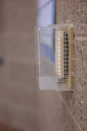 Foto de Enfoque selectivo en el termostato cubierto que está bloqueado para evitar cambios de temperatura. Foto de alta calidad - Imagen libre de derechos