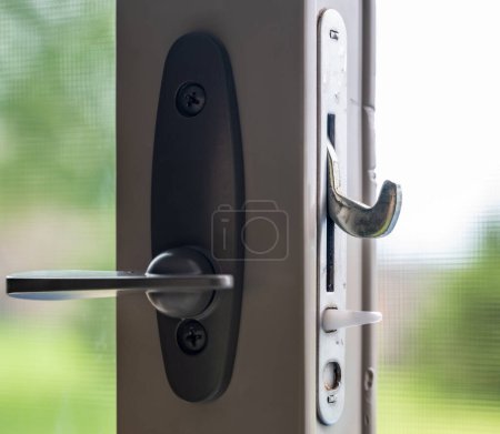 Foto de Instalación típica de una puerta corredera y de pantalla - Imagen libre de derechos