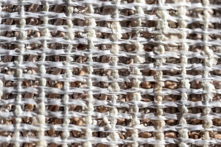 Foto de Enfoque selectivo en el forro de la capa de polipropileno tejido de la alfombra utilizada para proporcionar apoyo a la tela. .. Foto de alta calidad - Imagen libre de derechos