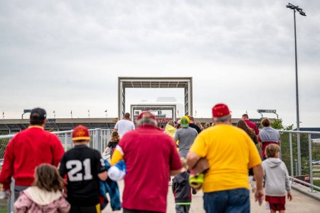 Foto de Ames, Iowa, Estados Unidos - 9.2022 - Los aficionados caminando a través del puente elevado Lincoln Way desde los lotes de cola hasta el Estadio Jack Trice. Foto de alta calidad - Imagen libre de derechos