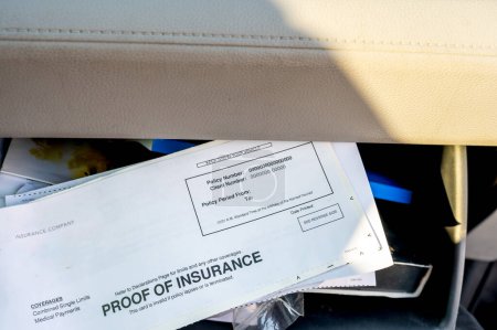 Téléchargez les photos : Preuve d'assurance et d'immatriculation du véhicule dans la boîte à gants d'une voiture. . Photo de haute qualité - en image libre de droit