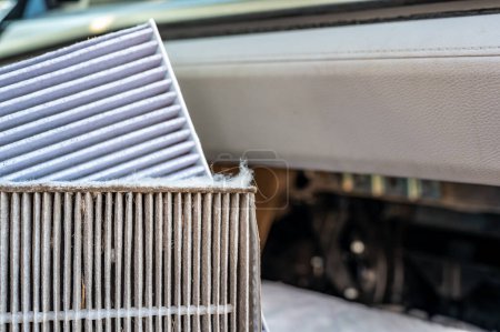 Foto de Comparación lado a lado de un filtro de cabina de automóvil sucio y limpio. Foto de alta calidad - Imagen libre de derechos