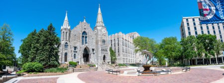 Foto de Omaha, Nebraska, EE.UU. - 5.2022 - St. Johns Parroquia Iglesia Católica en el campus de la Universidad de Creighton. .. Foto de alta calidad - Imagen libre de derechos