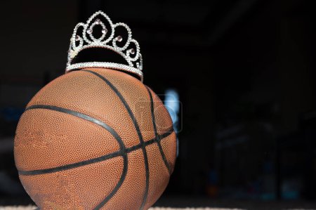 Téléchargez les photos : Basket-ball, diadème et support blanc signifiant une saison de Cendrillon. Photo de haute qualité - en image libre de droit