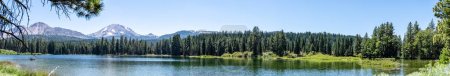 Téléchargez les photos : Vue panoramique sur le lac Manzanita dans le parc national volcanique de Lassen, Californie. Photo de haute qualité - en image libre de droit