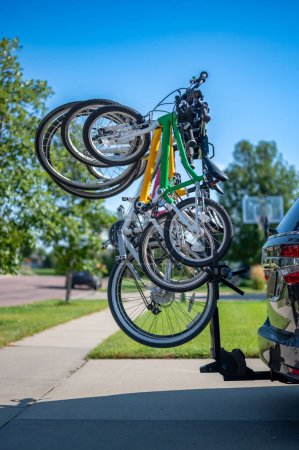 Téléchargez les photos : Porte-vélos monté à l'arrière connecté à un récepteur d'attelage de remorque de véhicule. . Photo de haute qualité - en image libre de droit