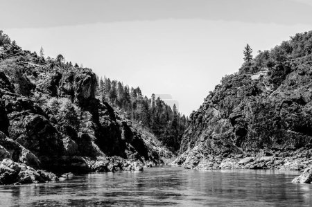 Foto de Vista del nivel del agua del cañón Hellgate en el río Rogue salvaje y pintoresco. Foto de alta calidad - Imagen libre de derechos