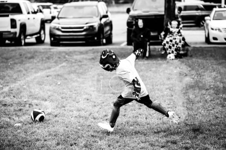 Foto de Jugador de fútbol juvenil corriendo por el green para patear una pelota. Foto de alta calidad - Imagen libre de derechos