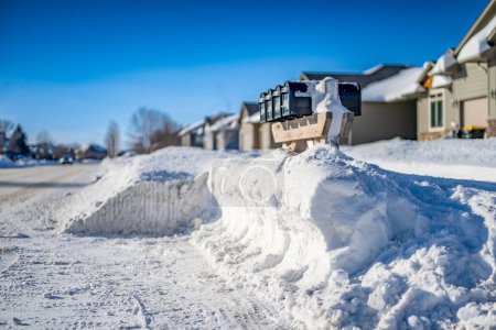 Téléchargez les photos : Empilement de neige enlevé autour d'une boîte aux lettres pour faciliter la livraison. Photo de haute qualité - en image libre de droit