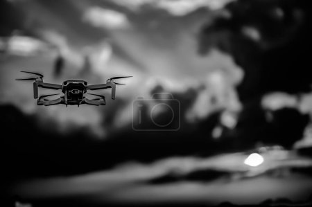 Drone flotando sobre el horizonte a medida que se acerca el atardecer. .. Foto de alta calidad