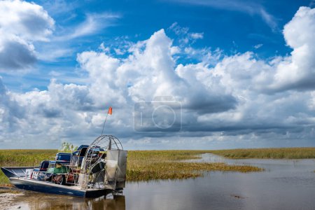 Luftboot in den Everglades Floridas mit Gras und Feuchtgebietssumpf im Hintergrund. Hochwertiges Foto