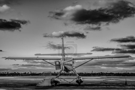 Kleines Wasserflugzeug auf dem Rollfeld eines privaten Flughafens. Hochwertiges Foto