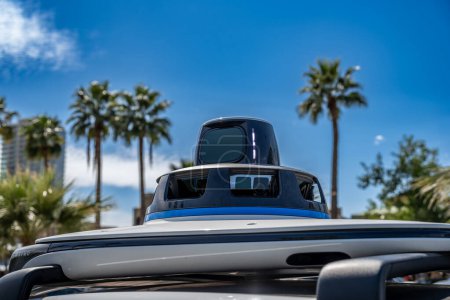 Téléchargez les photos : Phoenix, Arizona, USA - 3.23.2024 : Capteur de toit sur une voiture autonome Waymo. Photo de haute qualité - en image libre de droit