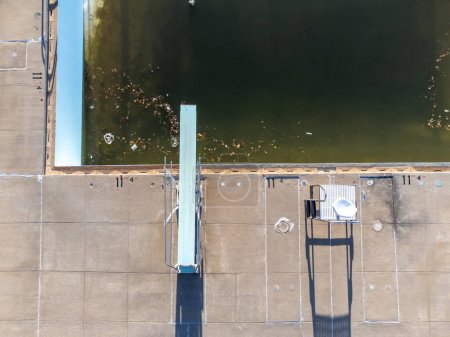 Drohnenblick auf ein leeres und entleertes winterfestes Schwimmbad. Hochwertiges Foto