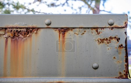 Foto de Pintura oxidada y pelada sobre un transformador eléctrico expuesto a los elementos. .. Foto de alta calidad - Imagen libre de derechos