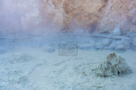 Boue bouillante le long du Sulfur Works au parc national volcanique de Lassen, Californie. . Photo de haute qualité