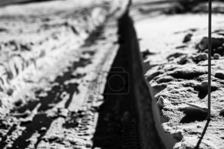 Foto de Paseo lateral con marcadores de borde utilizados para las guías de soplado de nieve. Foto de alta calidad - Imagen libre de derechos