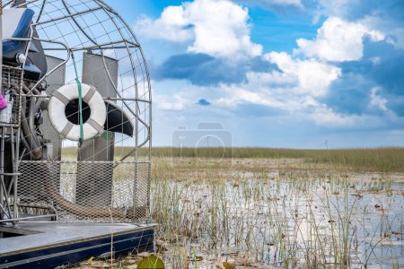 Téléchargez les photos : Airboat dans les Everglades de Floride avec de l'herbe et marécage des zones humides en arrière-plan. Photo de haute qualité - en image libre de droit