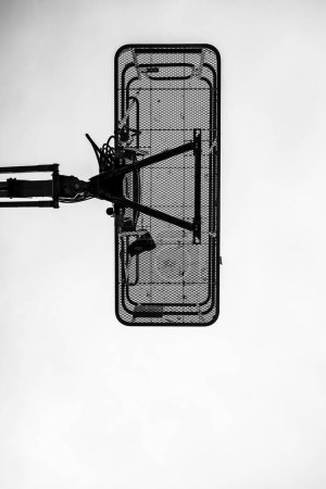 directement sous un ascenseur de plate-forme de travail aérien en cage. Photo de haute qualité