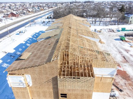 Téléchargez les photos : Aerial drone view of a multifamily apartment complex under construction. High quality photo - en image libre de droit