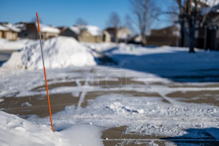 Foto de Paseo lateral con marcadores de borde utilizados para las guías de soplado de nieve. Foto de alta calidad - Imagen libre de derechos