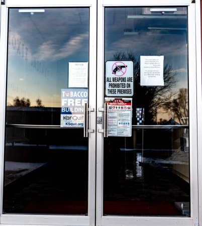 Hoxie, Kansas, EE.UU. - 12.31.2020: Señales de advertencia y avisos publicados en la entrada principal de la escuela. .. Foto de alta calidad