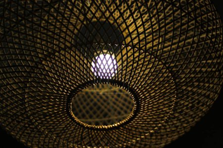 Foto de Vista de cerca de la luz del techo con pantalla de mimbre en un restaurante rústico. - Imagen libre de derechos